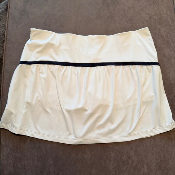 Wilson white and Black Tennis/Golf/Athletic Skirt/Skort - Picture 4 of 7